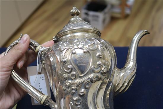 A late Victorian silver teapot and coffee pot, London, 1900, gross 50 oz.